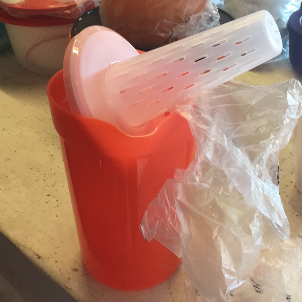 Tupperware pitcher - Picture 2 of 3